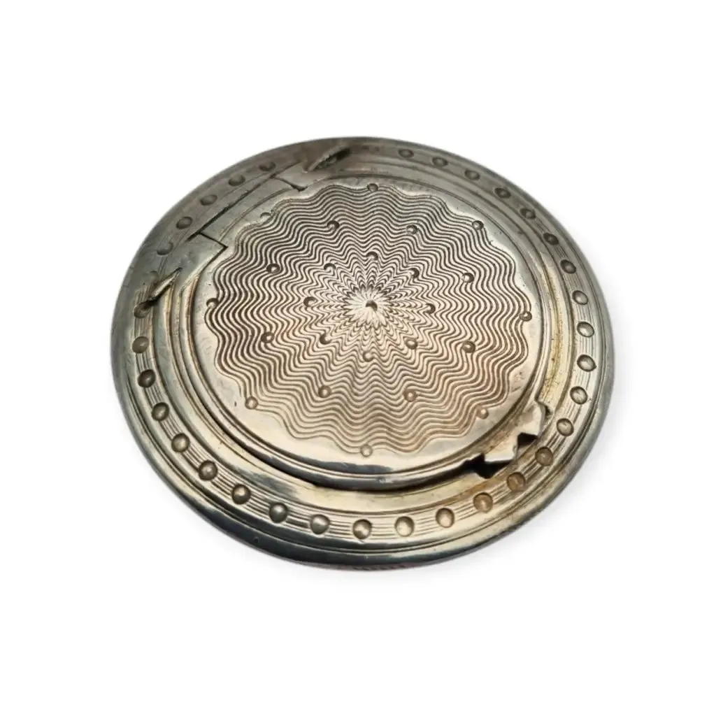 Vintage small art deco silver engraved blush case, 1920s.